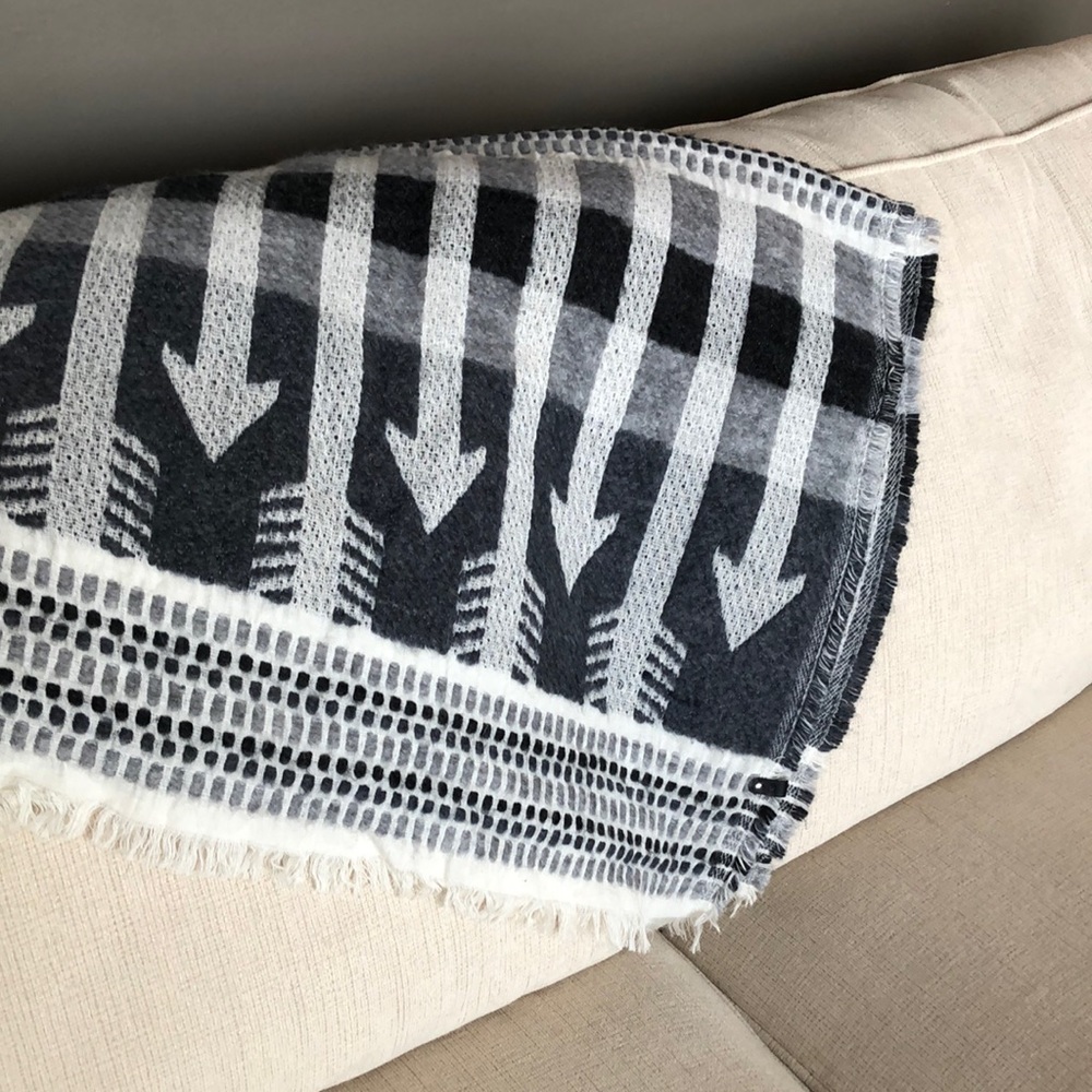 Blanket scarf with arrow pattern